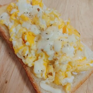 スクランブルエッグとチーズのハーブソルトトースト